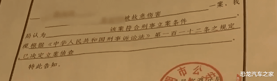 简直猖狂!男子在轿车轮胎处解手,车主上前制止反被群殴