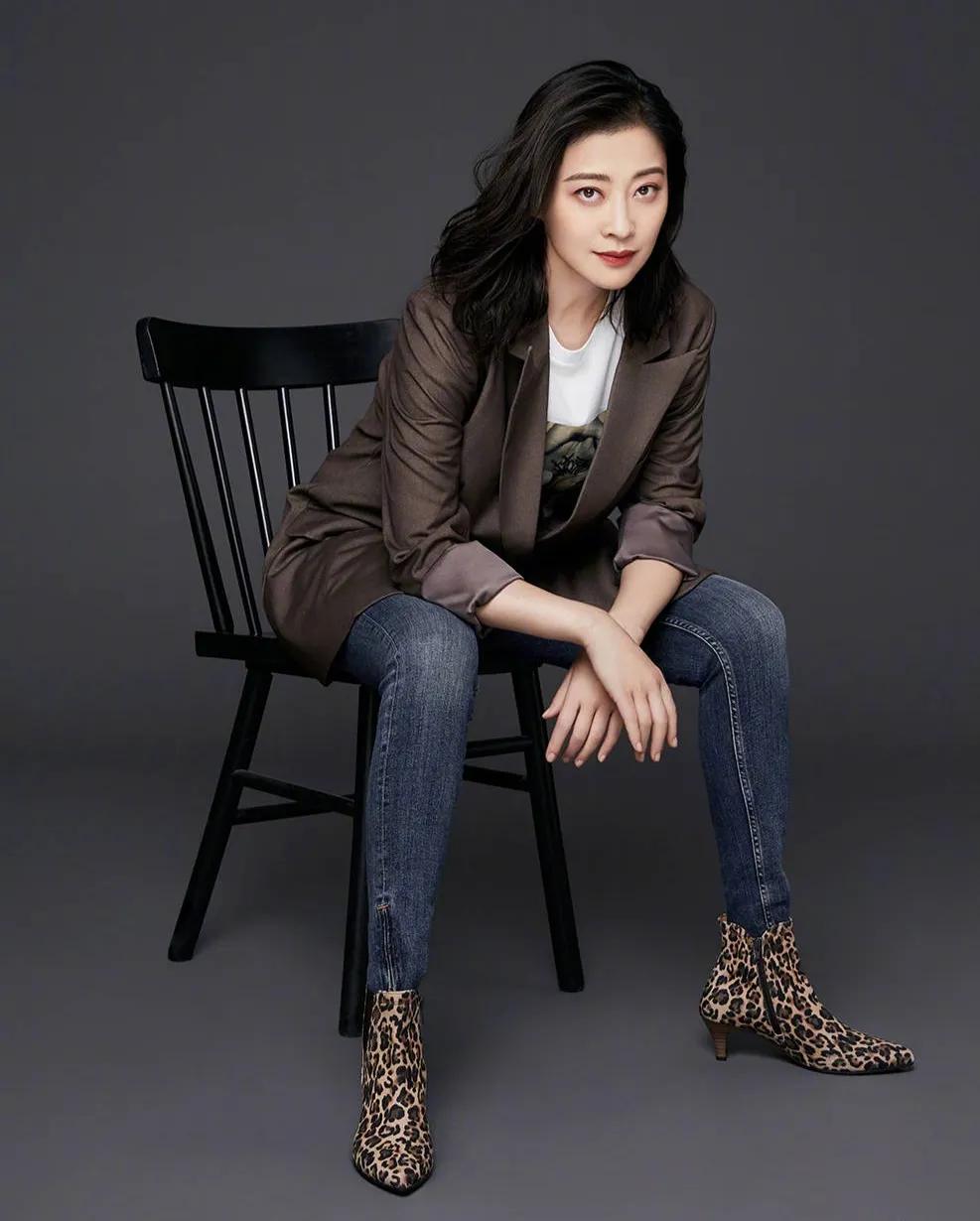 李沁|22岁拿国际影后，31岁离婚后嫁大11岁老公，如今46岁状态绝佳