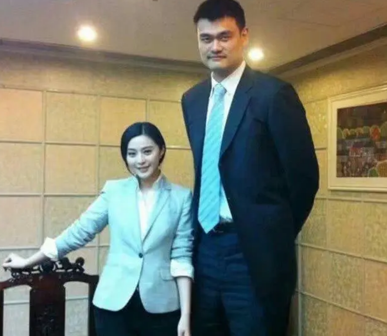 谭松韵|明星与姚明“合影”，每一位都成了侏儒，唯她仍显得高挑！