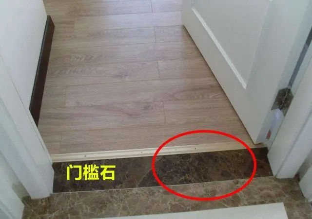 装修时尚家 地板“通铺”大气?等起拱的时候就哭了,压条、门槛石虽丑却管用