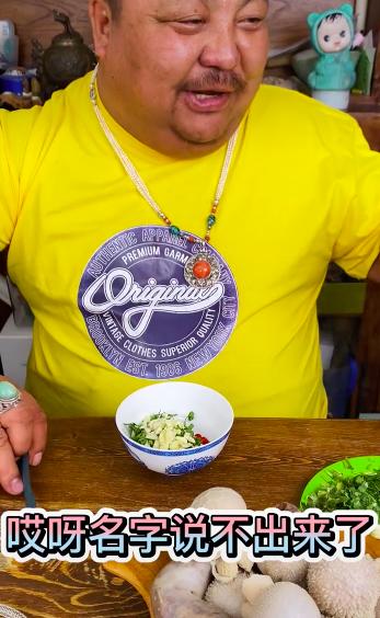 |网红恩克胖到走路要别人搀扶仍狂吃，网友担心他成为下一个泡泡龙