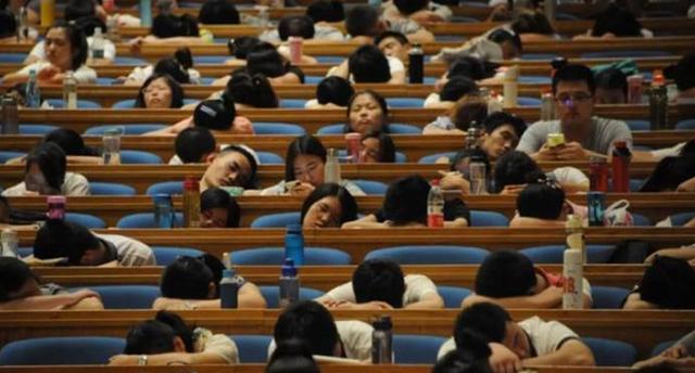 考试|大学女教师下课忘关投影仪，学生看到老师搜索内容，羞愧的低下头