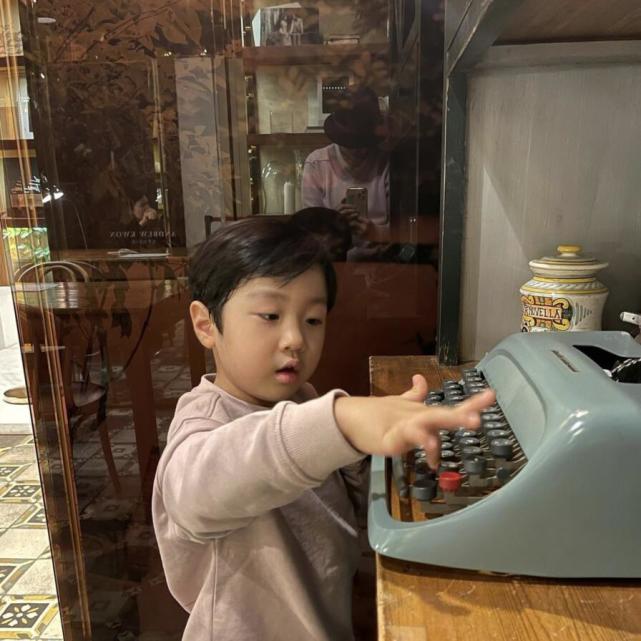 岳云鹏|离婚一年，蔡琳陪儿子布置圣诞树，高梓淇已三年未和小礼物同框