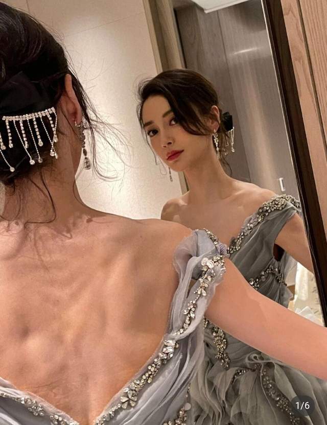 当红女星|Baby穿晚会礼服秀嫩肩,太瘦后背脊骨突出,网友喊话:多吃点!