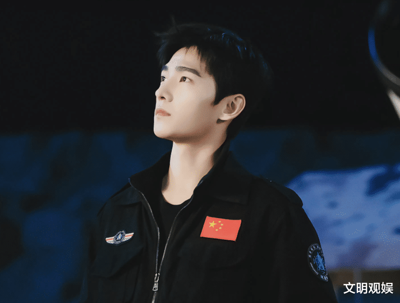 杨洋|杨洋现实中长啥样？国庆游玩大理被偶遇，网友的评价真实了