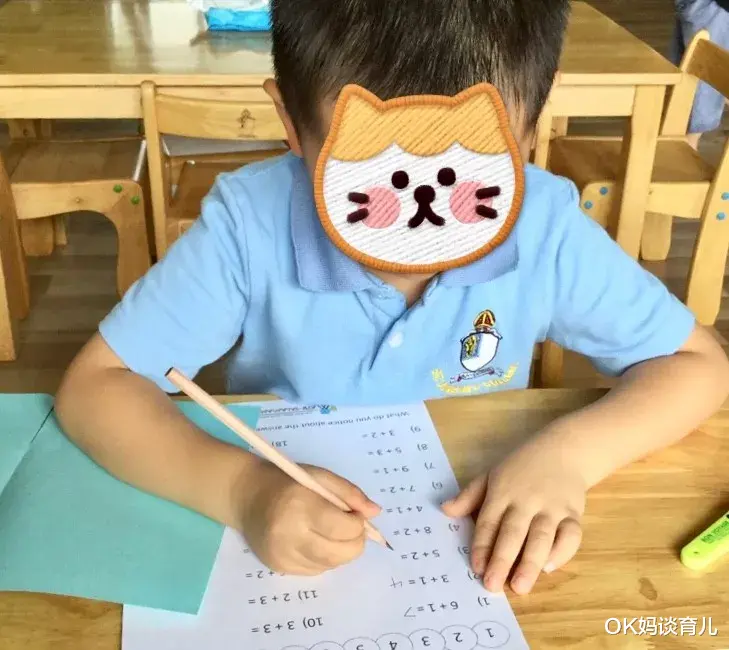 OK妈谈育儿|纠正娃的握笔姿势太难了，一开始就要弄对它！