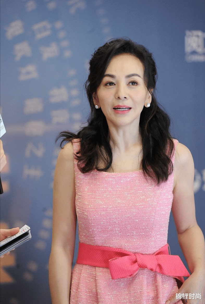 锦鲤时尚|王琳扮起嫩来挺惊艳的，粉色软呢裙配蝴蝶结腰带，有皱纹也不显老