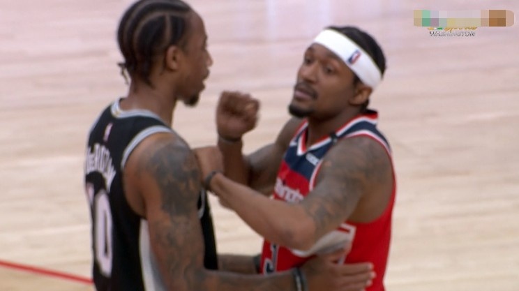 比尔|领先0.12分！比尔45分反超库里夺回得分王，赛后小拳捶打德罗赞胸口