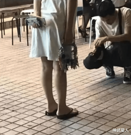 神武星人|“小伙子装睡一路了，旁边姑娘还不知情，座椅下的牛奶才是亮点！”哈哈哈