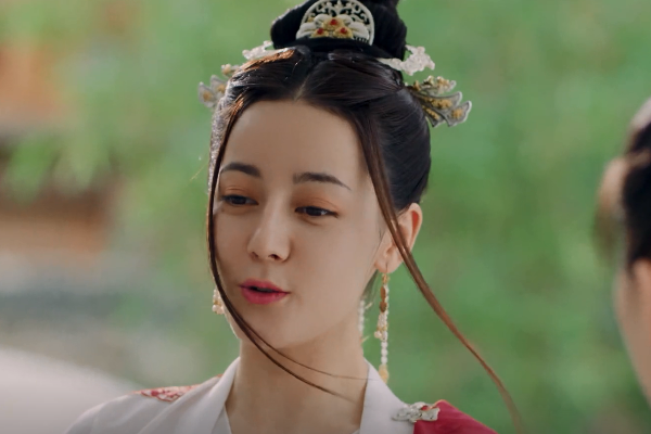 迪丽热巴|迪丽热巴被赵露思秒杀的，可不仅仅是年龄