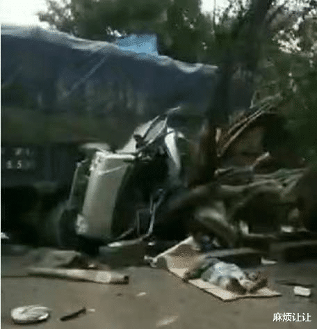 麻烦让让 突发：货车与小型面包车路口发生事故