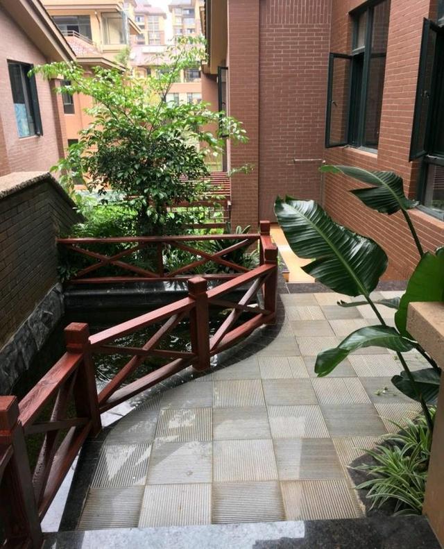 花两年时间装修好小别墅,占地600平花了200多万,院子我很喜欢