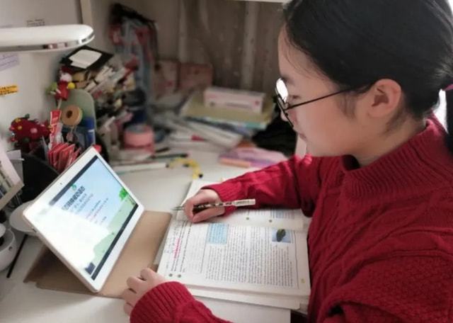 中小学|疫情再次来袭，中小学或将启动线上教学，不少家长直呼“太难了”