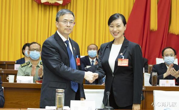 小C育儿家|34岁清华女博士当县长，撞脸倪妮引起关注，网友：学历只是噱头？
