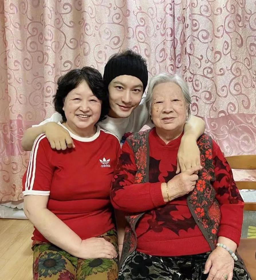 薇娅|黄晓明澄清夜店绯闻后，baby亲吻陌生男子照片曝光，两人真离婚了？