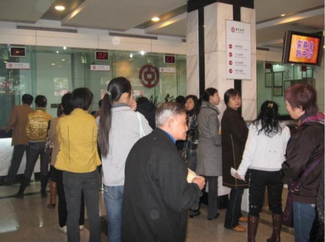 理财产品 银行出现一个“怪现象”，储户排队办理业务，窗口却只开2个