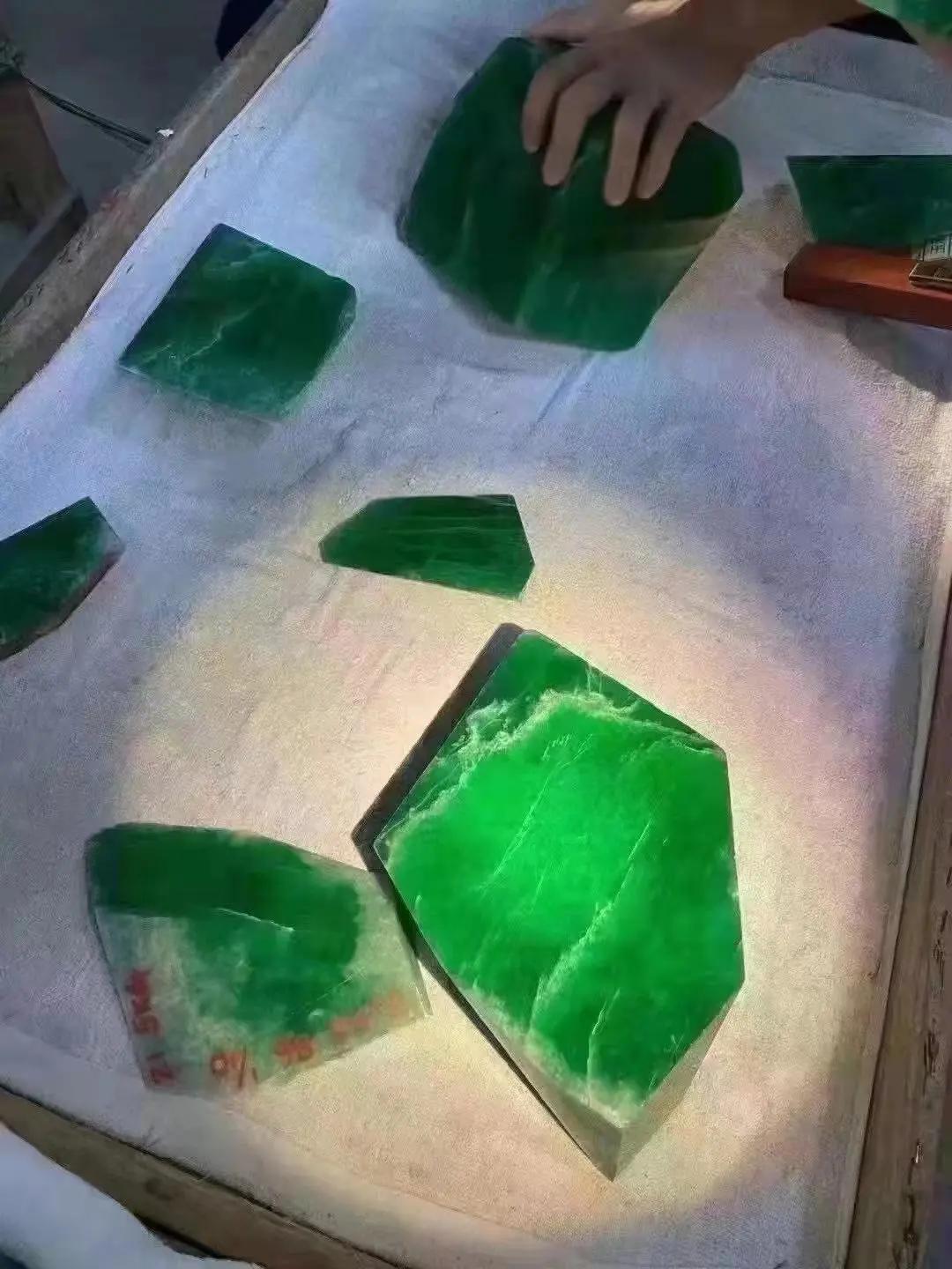 哈轩翡翠 「亿元翡翠俱乐部」再添一员！10片帝王绿料子以1亿5千万中标