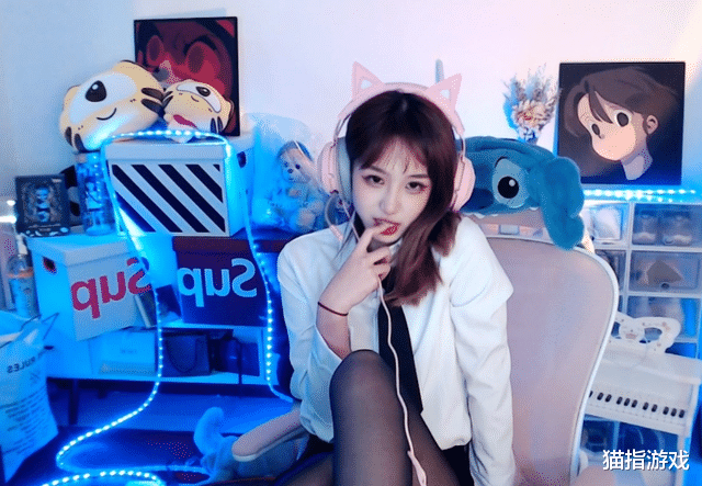 csgo|CSGO暴暴熊首秀，不动声色表演绝活：女仆装秒变职业OL装