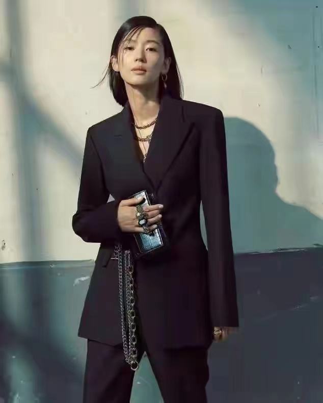 加菲猫说时尚|全智贤换新发型把自己换老了！瘦太狠脸颊凹陷模样大变老太多，神似刘雯