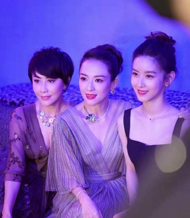 波波的时尚|章泽天和章子怡刘嘉玲同框，一袭黑裙优雅大气，气质丝毫不落下风