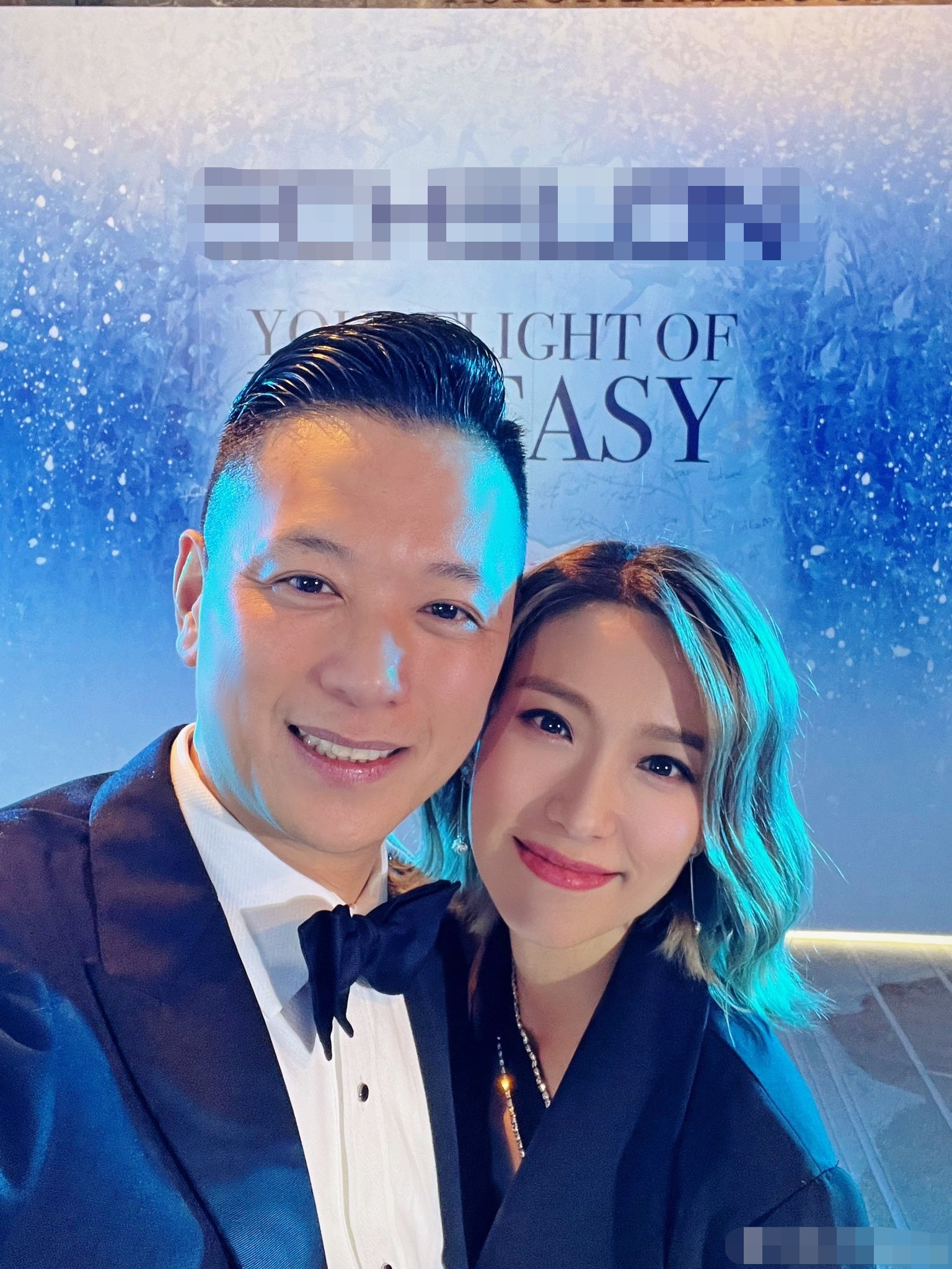 李乘德|胡杏儿老公独自现身晚宴，与众美女并排坐，合影太亲密被指责