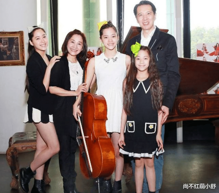 尚不红萌小舒|傅娟59岁依旧温婉可人，一身黑色打扮时髦，气质不输零零后女儿