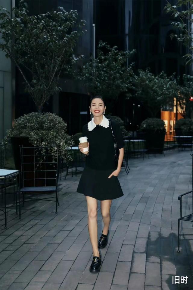 旧时 冬天真适合穿一身黑色连衣裙，加上娃娃领设计，超可爱