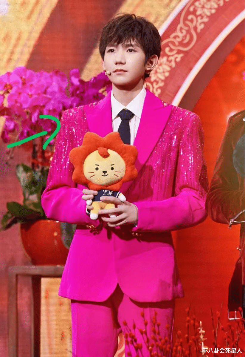 春晚|卫视春晚男星造型翻车：肖战皮裤显腿粗壮，吴亦凡穿奶奶睡袍