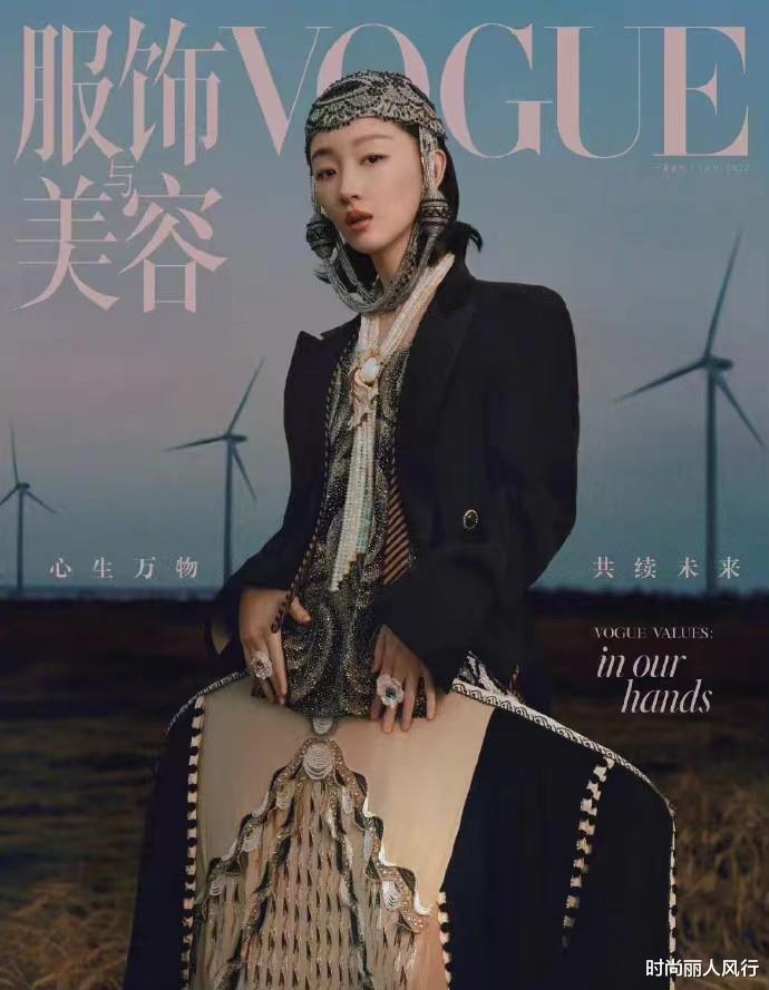 周冬雨|周冬雨价值百万的造型大火！拍开年刊成大赢家，杨幂“换脸”惨输