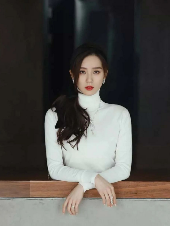 刘诗诗|被刘诗诗的高领衫造型惊艳了，搭配印花纱裙，满眼都是优雅与温柔