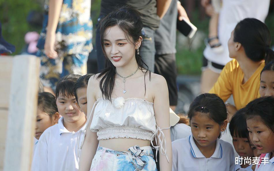 时尚麦丰|吴宣仪路透肤白貌美生图抗打 穿抹胸秀锁骨蛮腰，又甜又撩