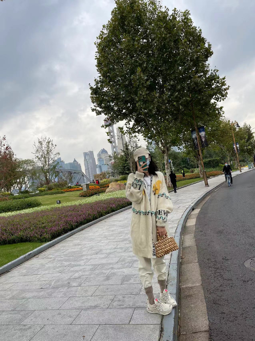 迪丽热巴|热巴晒过冬照，穿毛衣妆容精致如人间芭比，袜子包裤腿个性十足