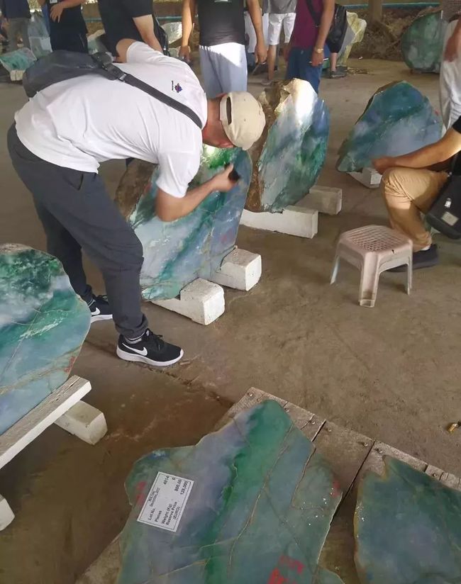 哈轩翡翠|价值1亿的翡翠标王居然是帝王裂？最后的起货效果出乎意料