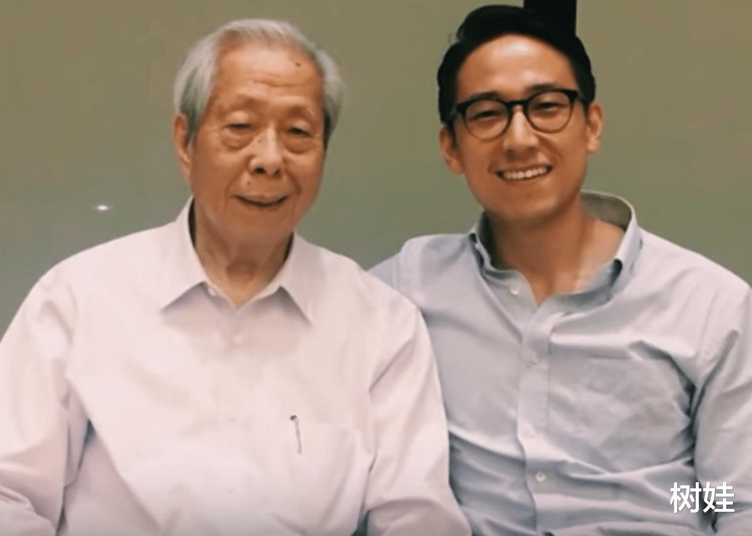 施伯雄|吴千语携男友庆祝28岁生日，蛋糕鲜花摆满房间，施伯雄高调示爱