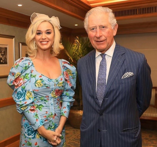 日本|71岁查尔斯访问印度，脱下鞋袜双脚肿得像馒头，为何他手脚都红肿