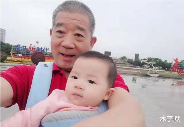 木子默 山东田女士67岁生女，70岁奶爸直播带货引争议，想为孩子多做点事