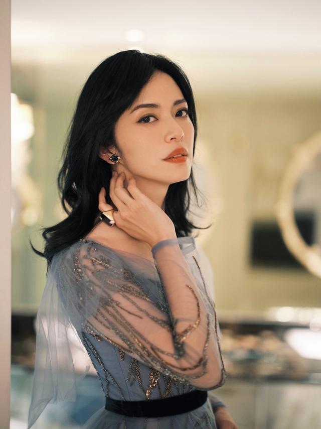 旗袍公馆 姚晨阿姨的年纪还有女友身材，穿薄纱裙优雅又减龄，比例是真的好