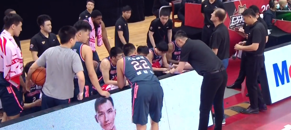 广东男篮|总决赛G2反转再反转!杨毅送杜锋4个字,看看王猛朱彦硕怎么说