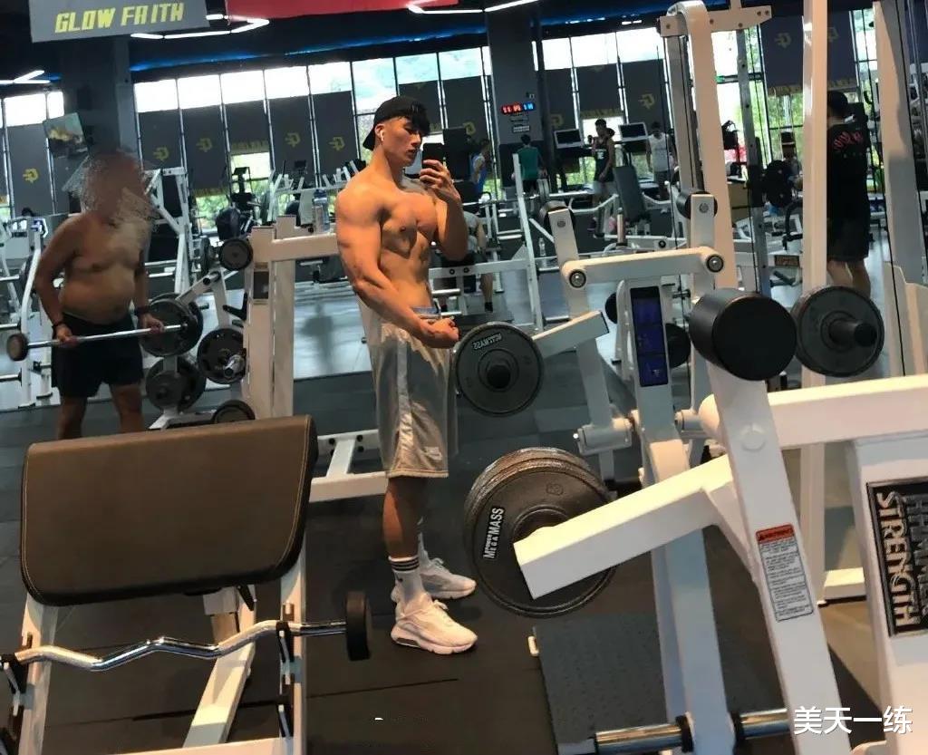 |96年老师参加相亲大会，身高185cm，肌肉照走红，粉丝尖叫：老公