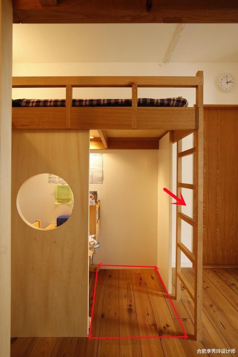 一间儿童房,双床都抬高,又架出来2个学习区,2个孩子住也不挤