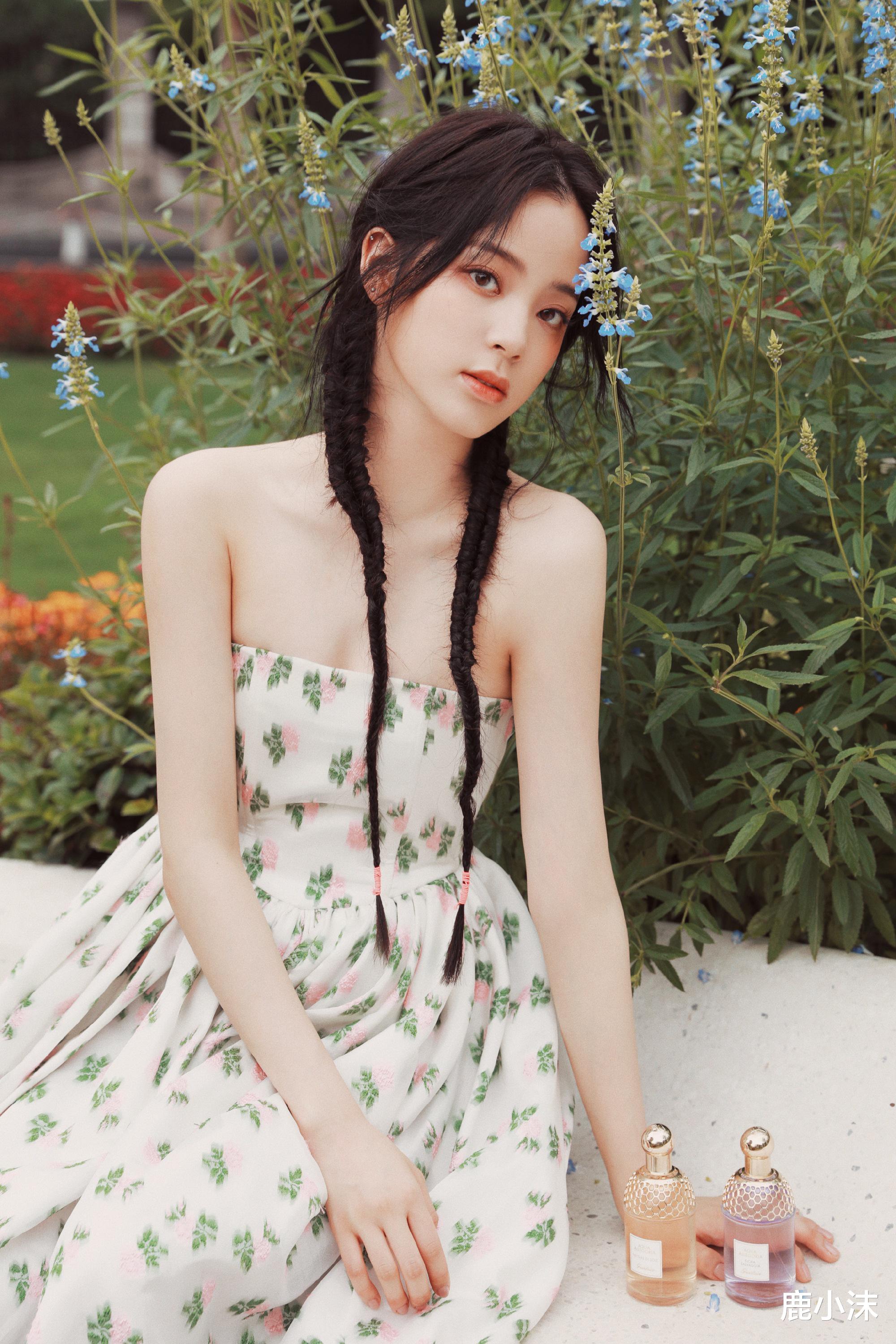 鹿小沫|欧阳娜娜的森系穿搭可太甜了，又纯又美少女感十足，美得像个精灵