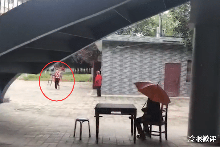 冷眼微评 陕西宝鸡1大爷，路边理发剪一半，摊主撒腿就跑，大爷站原地凌乱