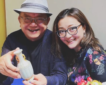 王刚|王刚混血外孙女学狗叫!被爱犬亲脸感情太好,一头金发浓眉大眼