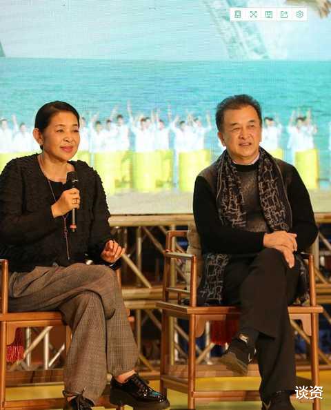 倪萍|61岁倪萍近况，脸部皱纹丛生眼周苍老，腿脚灵活不需搀扶行走