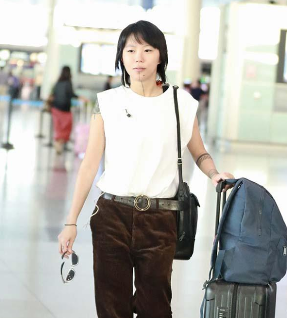 窦靖童|王菲女儿窦靖童，携妹妹窦家媛走机场，粉色头发个性十足