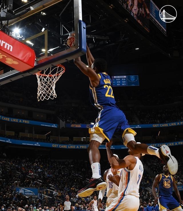 嘟小薯 3叉戟轰30+9，勇士领先11分！格林暴走，库里6中2！亚历山大13+3