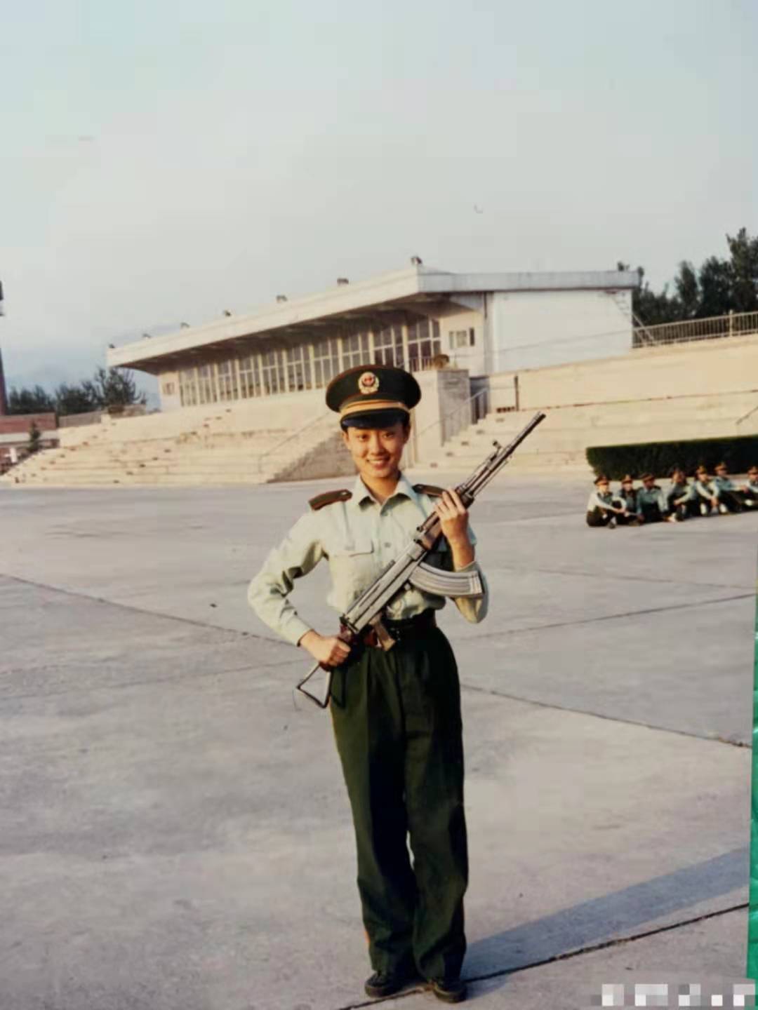 迪丽热巴|40位女明星军装照：赵丽颖金晨英气逼人，热巴娇俏，景甜青春可人