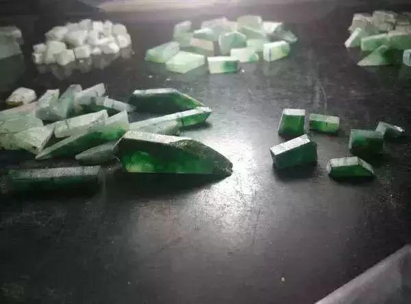 翡翠|10岁缅甸小孩靠拾荒“翡翠边角料”，养活一家人