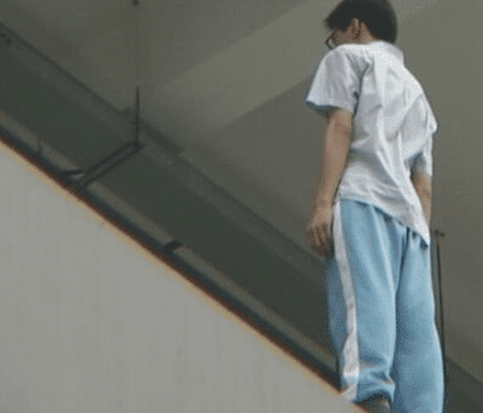 城市大眼睛 福建一学生上课违反纪律，被罚站后跳楼身亡，家属：遗体送到殡仪馆才通知