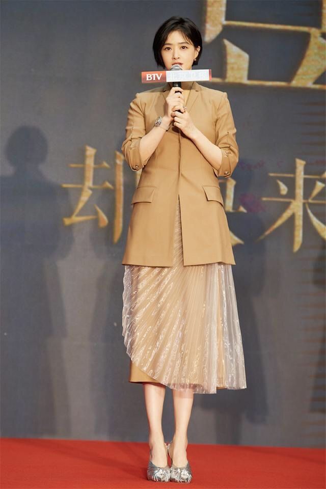 潮帮先生 蒋欣挺懂时尚的，在西装半裙外再套一层纱裙，平添了不少女人味